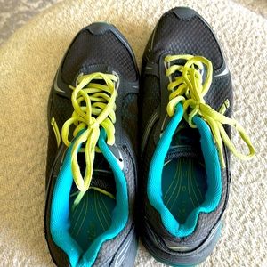 Barely worn. Non leather. Breathable fabric